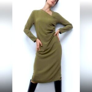 NWOT Zara V-neck Midi Side Ruched Dress in Green. Size Small
